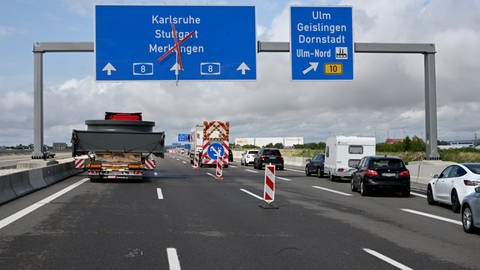 Autobahnschilder und Verkehr bei Ulm-West. Die A8 ist mehrere Tage zwischen Ulm-West und Mühlhausen wegen umfangreichen Belagsarbeiten gesperrt. Der Verkehr wird bei Ulm-West auf die B10 ausgeleitet.