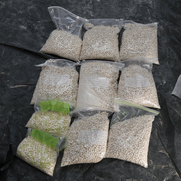 In einer Kfz-Werkstatt bei Regensburg wurden 300 Kilogramm Amphetamine in Tablettenform sichergestellt und zwei Verdächte festgenommen, ein Mann aus Heidenheim wird ebenfalls verdächtigt. 