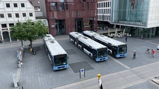 Drei ausgemusterte Busse, die in der Neuen Mitte stehen, sollen von Ulm in die Nähe von Odessa in der Ukraine gebracht werden, als Beginn einer Art Zweck-Partnerschaft.