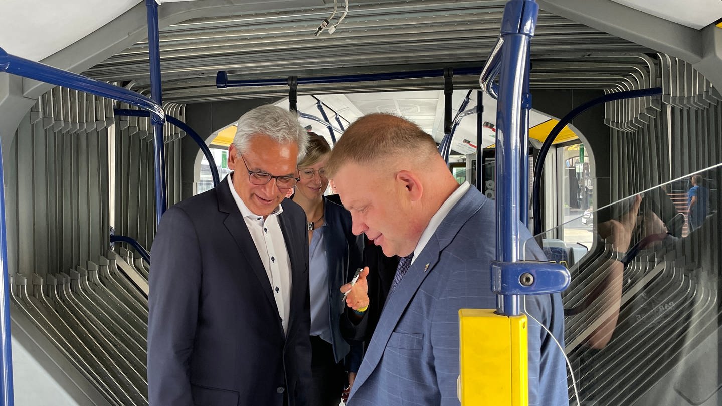 Der Bürgermeister Vitalii Grazhdan aus der ukrainischen Kleinstadt Bilhorod-Dnistrovskyi besichtigt mit OB Gunter Czisch von Ulm und OB Katrin Albsteiger von Neu-Ulm die drei ausgemusterten Busse der SWU.