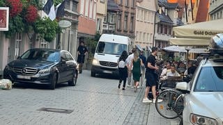 Verkehr in einer schmalen Innenstadtgasse. Künftig ohne Fahrzeuggedränge: Die Herrenkellergasse in Ulm soll Fußgängerzone werden. Dafür hat sich am Mittwoch der Ulmer Gemeinderat mit hauchdünner Mehrheit entschieden. 