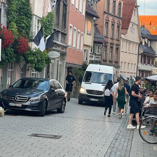 Verkehr in einer schmalen Innenstadtgasse. Künftig ohne Fahrzeuggedränge: Die Herrenkellergasse in Ulm soll Fußgängerzone werden. Dafür hat sich am Mittwoch der Ulmer Gemeinderat mit hauchdünner Mehrheit entschieden. 