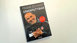 Buchcover: Der Trainer des 1. FC Heidenheim, Frank Schmidt, hat ein Buch geschrieben mit dem Titel "Unkaputtbar". 