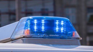 Das Blaulicht eines Polizeiwagens: Ein Mann soll in Schelklingen seine Mutter mit einem Küchenmesser angegriffen haben. 