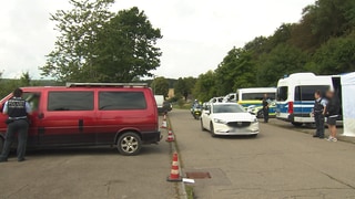 Polizeikontrolle auf einem größeren Parkplatz in der Nähe von Laichingen im Alb-Donau-Kreis.