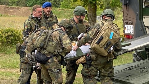 Verteidigungsminster Pistorius verfolgt die Handgriffe einer Übung in Ulm und will sich damit über die Arbeit des Sanitätsdienstes der Bundeswehr informieren. 