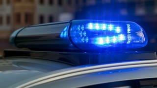 Blaulicht auf einem Polizeifahrzeug. In Ehingen soll ein Mann am Donnerstagabend eine Frau tödlich verletzt haben. Das teilte die Polizei am Freitagnachmittag mit (Sujetbild). 