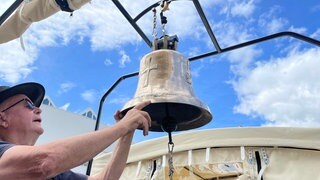 Friedensglocke auf dem Ulmer Münsterplatz. Die Friedensglocke wurde aus Kriegsmunition hergestellt. Dafür wurden Patronenhülsen eingeschmolzen. Die Glocke wiegt rund 65 Kilogramm.