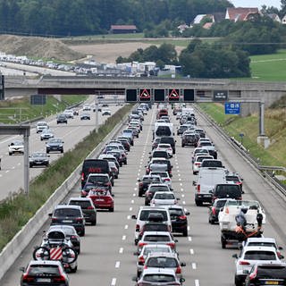 Vor allem am Samstag- und Sonntagnachmittag standen Autofahrer auf der A8 vor dem Drackensteiner Hang bis zu zwei Stunden im Stau.
