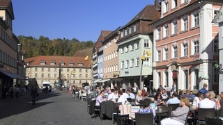 Der Marktplatz in Gmünd soll für Besucherinnen und Besucher wieder attraktiver werden - der Autoverkehr hatte gerade im Bereich des unteren Marktplatzes zugenommen (Archivbild)