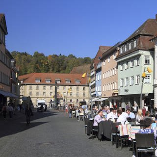 Der Marktplatz in Gmünd soll für Besucherinnen und Besucher wieder attraktiver werden - der Autoverkehr hatte gerade im Bereich des unteren Marktplatzes zugenommen (Archivbild)