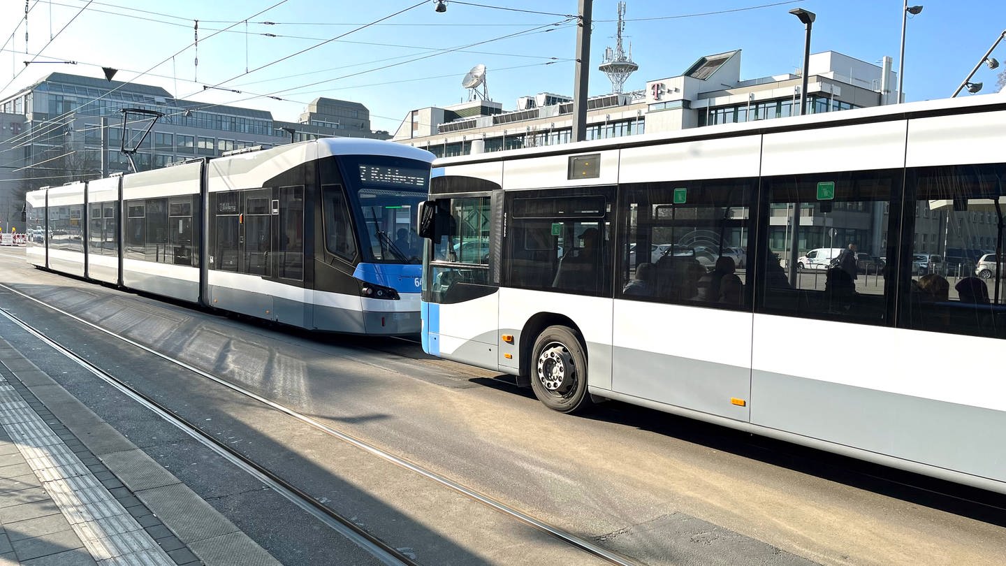 Bus und Straßenbahn an Haltestelle: Nach 100 Tagen Deutschlandticket planen die Verkehrsverbünde in Ulm und Aalen Verbesserungen vor allem beim Kauf der Tickets (Archivbild)