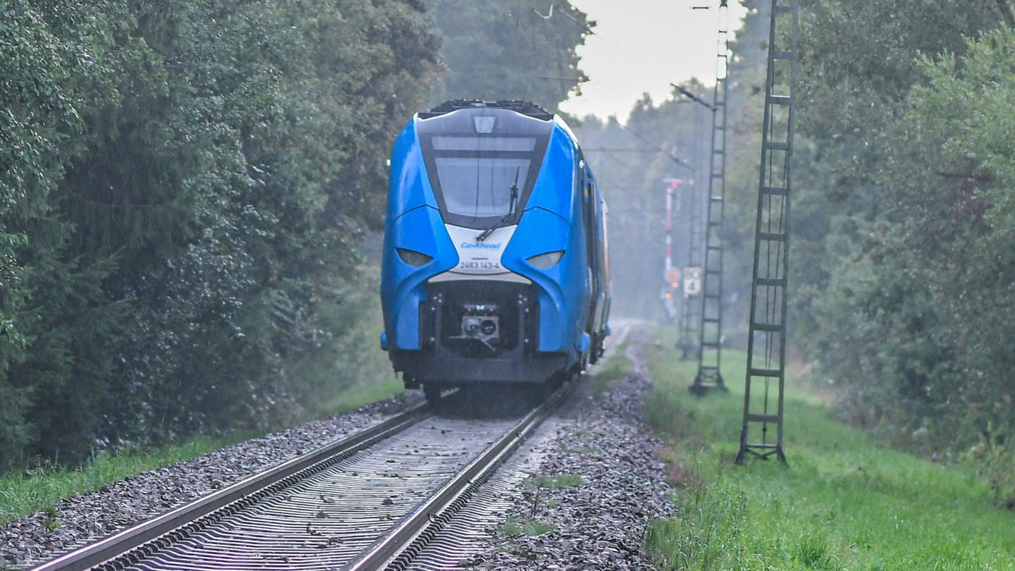 Ein Zug der Riesbahn musste am Samstag bei Westhausen im Ostalbkreis evakuiert werden. Der Grund: Ein Schaden an der Oberleitung.