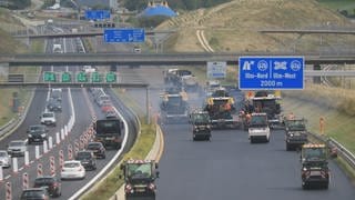 Auch am Sonntag staut es sich auf der A8, in Fahrtrichtung Stuttgart stehen die Autofahrer und Autofahrerinnen teils 12 Kilometer lang.