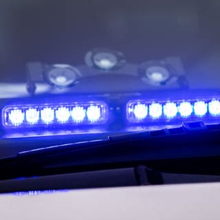 Eingeschaltetes Blaulicht an einem Polizeiauto. In der Ulmer Weststadt hat die Polizei am Freitagmittag einen Mann festgenommen, der eine Waffe bei sich trug (Sujetbild). 