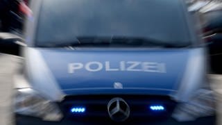 Polizeiwagen mit Blaulicht. Die Polizei hat nach einem Überfall mit Schreckschusswaffen in Laichingen drei weitere tatverdächtige Jugendliche ermittelt und Festnahmen veranlasst (Sujetbild).