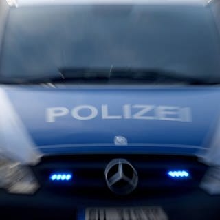 Polizeiwagen mit Blaulicht. Die Polizei hat nach einem Überfall mit Schreckschusswaffen in Laichingen drei weitere tatverdächtige Jugendliche ermittelt und Festnahmen veranlasst (Sujetbild).