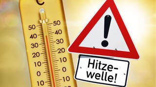 Eine Fotomontage Thermometer vor brennender Sonne und Schild mit Aufschrift Hitzewelle: Sommerhitze auch zwischen Ulm und Ostalb: Was das mit den Innenstädten macht