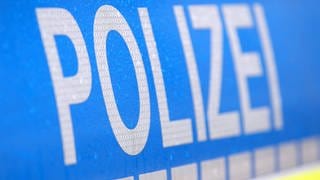 Ein unbekannter Mann hat am Freitagabend in Ulm eine Seniorin in ihrem Haus überfallen und mit einem Messer bedroht. (Symbolbild)