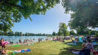 Ein Rettungsschwimmer-Ehepaar hat am Montag einen Mann am Ludwigsfelder Badesee in Neu-Ulm vor dem Ertrinken gerettet.