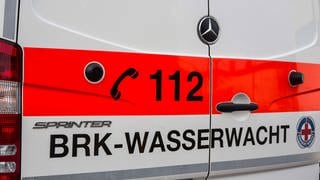 Wasserwacht Sprinter mit Aufdruck Notruf 112: Ein Rettungsschwimmer-Ehepaar hat am Montag einen Mann am Ludwigsfelder Badesee in Neu-Ulm vor dem Ertrinken gerettet.
