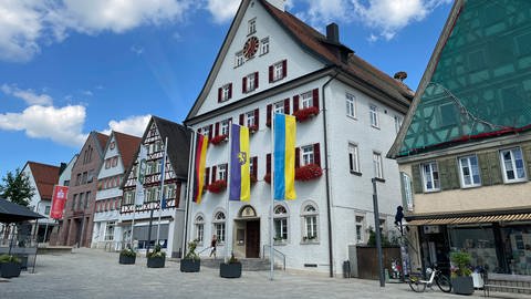 Rathaus in Giengen: OB Dieter Henle stellt seinem Urlaub seinen Parkplatz zur Verfügung - für alle.