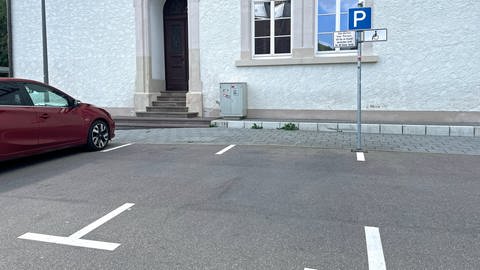 Leerer Parkplatz vor dem Rathaus: Giengens OB Dieter Henle stellt seinem Urlaub seinen Parkplatz zur Verfügung - für alle.