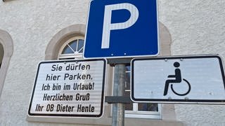 Parkschild vor dem Rathaus Giengen: OB Dieter Henle stellt während seines Urlaubs seinen Parkplatz zur Verfügung - für alle.