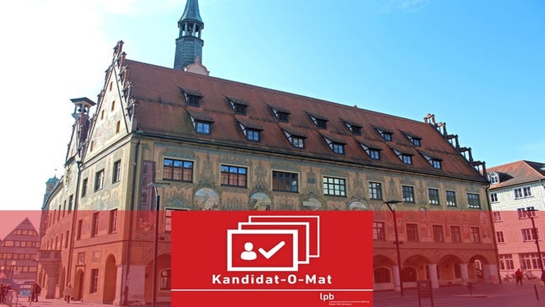 Das Rathaus in Ulm und das Logo der Landeszentrale für politische Bildung. Vor der OB-Wahl in Ulm bietet die Landeszentrale für politische Bildung einen Kandidat-O-Mat an.