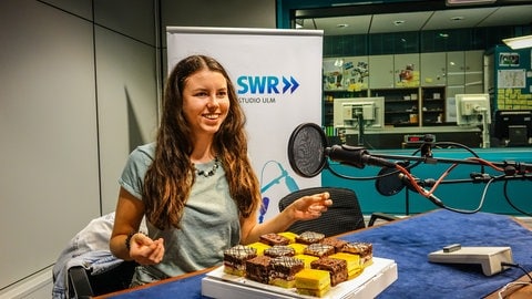 Konditorin Simone Rothfuß aus Gerstetten war mit ihren veganen Produkten zu Gast im SWR Studio Ulm.