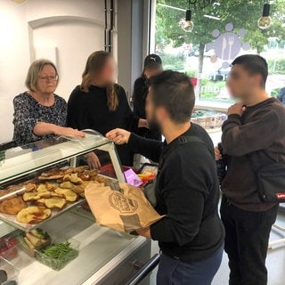 An einer Verkaufstheke im Tafelladen: Nach der Sommerpause hat die Aalener Tafel seit Montag wieder geöffnet