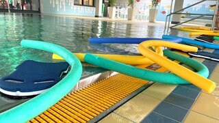 Schwimmen leicht gemacht: Schwimmnudeln für Anfänger im Lehrschwimmbecken im Westbad in Ulm.