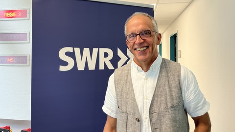 Erwin Schäfer, Leiter des Klärwerks Steinhäule, zu Gast im SWR Studio Ulm