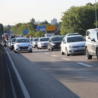 Autos im Stau: 94.000 Fahrzeuge fahren jeden Tag über die Adenauerbrücke zwischen Ulm und Neu-Ulm. Das hat eine Zählung im Jahr 2019 ergeben (Archivbild).