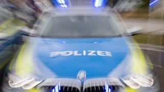 Streifenwagen im Einsatz: Ein 44-Jähriger soll seinen Gartennachbarn in Ulm erschlagen haben. Der Mann meldete sich selbst bei den Justizbehören.