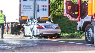 Auf der A7 in Höhe Aalen-Waldhausen im Ostalbkreis ist ein Auto mit einem Lkw zusammengestoßen. Die Autobahn ist gesperrt, der Verkehr wird in Richtung Ulm ab AalenWesthausen ausgeleitet.