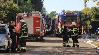 Feuerwehrleute haben während eines Brandes in einem Mehrfamilienhaus am Donnerstag in Blaustein bei Ulm eine skelettierte Leiche gefunden. 