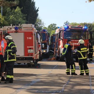 Feuerwehrleute haben während eines Brandes in einem Mehrfamilienhaus am Donnerstag in Blaustein bei Ulm eine skelettierte Leiche gefunden. 