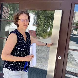 Sabine Presuhn ist Leiterin des neuen Einstein-Museums - hier an der Eingangstür zum ehemaligen Wohnhaus der Familie des Physikers und baldigen Museum.