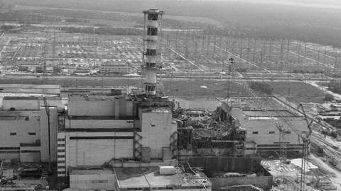 Luftaufnahme des zerstörten Atomkraftwerks in Tschernobyl 1986. Das Atomkraftwerk in Tschernobyl nach dem Super-Gau im Jahr 1986. Eine radioaktive Wolke zog danach über die Slowakei, Tschechien und Österreich nach Deutschland. Schwermetalle und vor allem radioaktives Cäsium setzte sich im Boden ab.