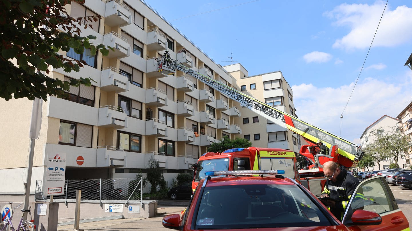 Rauch in einem Mehrfamilienhaus in Neu-Ulm hat am Samstag (9.9.) einen Feuerwehreinsatz ausgelöst.