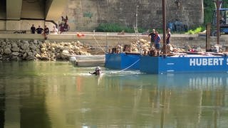 Für die Arbieten an der Gänstorbrücke werden die Taucher an Pontons gesichert ins Wasser der Donau gelassen.
