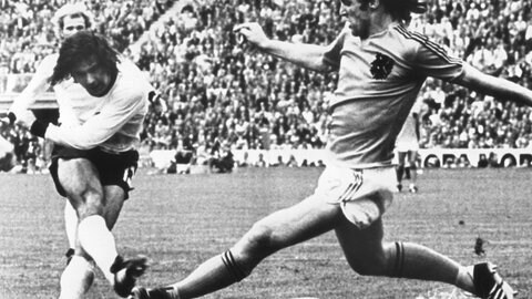 "Bomber" Gerd Müller aus Nördlingen schießt aus der Drehung und erzielt vorbei am niederländischen Abwehrspieler Ruud Krol den 2:1-Siegtreffer im WM-Finale 1974 in München.