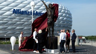 Viel FC Bayern Prominenz bei der Enthüllung der Gerd Müller-Statue vor der Allianz Arena in München. Es ist das zweite Denkmal für Gerd Müller, auch in Nördlingen steht eine Statue.