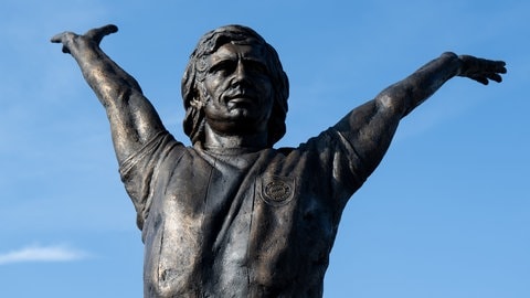 Bomber Gerd Müller in Siegerpose. Seit Dienstag steht die Statue des in Nördlingen geborenen Fußball-Stars vor der Allianz-Arena.