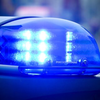 Blaulicht eines Polizeiautos. Nach zwei Jahren hat sich Amani A. aus Rechtenstein im Alb-Donau-Kreis bei der Polizei gemeldet. 