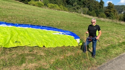 Von Anfang an dabei - Gleitschirmlehrer Ernst Unfried, Gründer der Flugschule Ulm. Auch mit 78 Jahren ist er fast täglich in der Luft. Am Wochenende trifft man ihn bei Kursen am Übungshang in Schelklingen-Hütten (Alb-Donau-Kreis). 