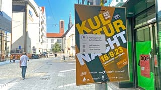 Die Plakate weisen den Weg: Bei der Kulturnacht lädt das SWR Studio Ulm zu Führungen mit Kulturhäppchen.