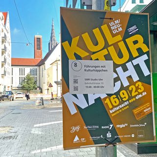 Die Plakate weisen den Weg: Bei der Kulturnacht lädt das SWR Studio Ulm zu Führungen mit Kulturhäppchen.