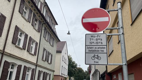 Ein Schild verbietet die Einfahrt in eine Straße vor einer Schule.